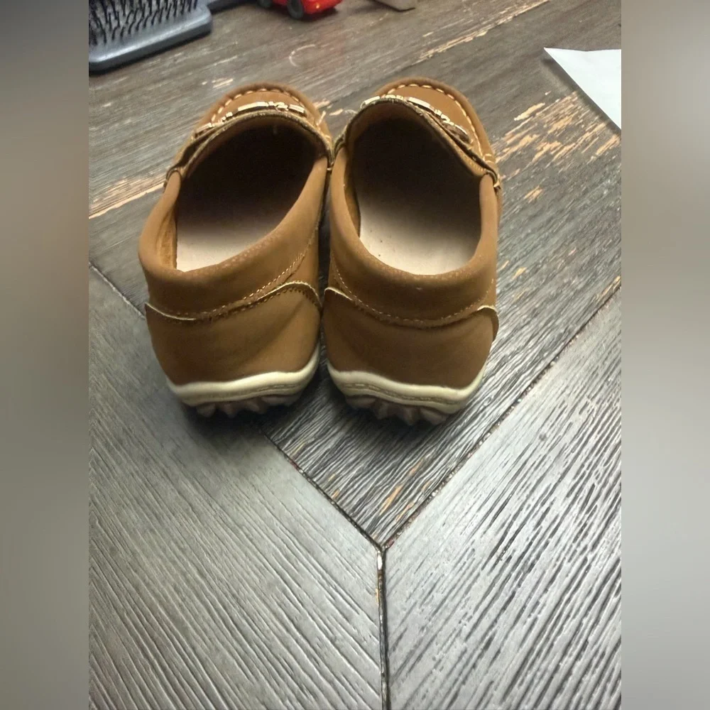 brown faux leather boys' moccasin loafers with a metal bit detail. 31(13)